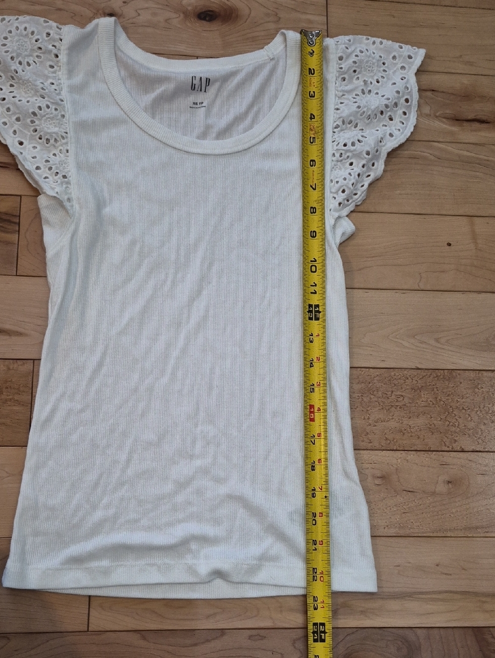 GAP Women's Size XS White Ribbed Tank with Eyelet Flutter Sleeves - Picture 4 of 5